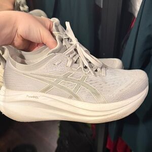 ASICS Women's Light Gray Athletic Shoes